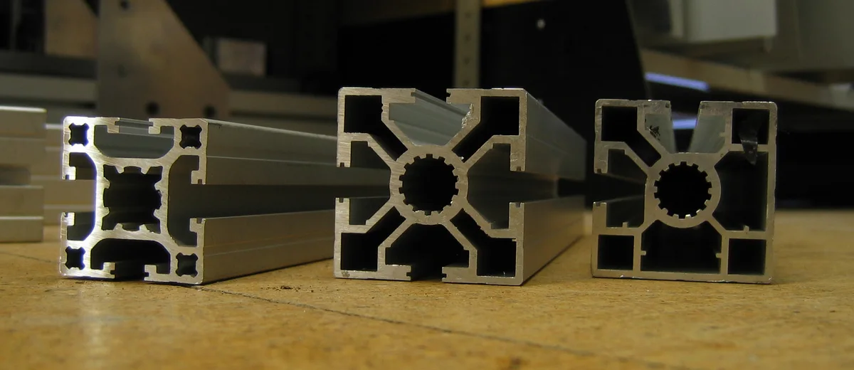 Wide multi-hollow aluminium extruded sections for transport structures
