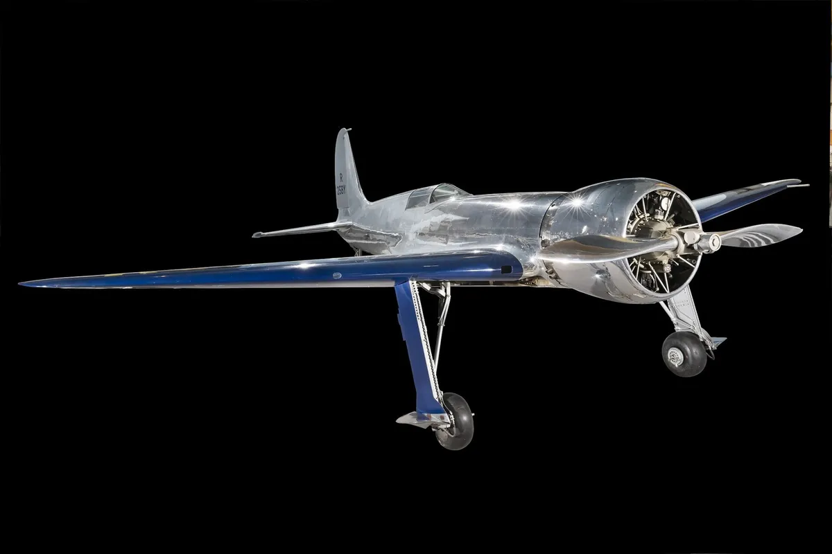 Racing aircraft with a polished bare-aluminium fuselage