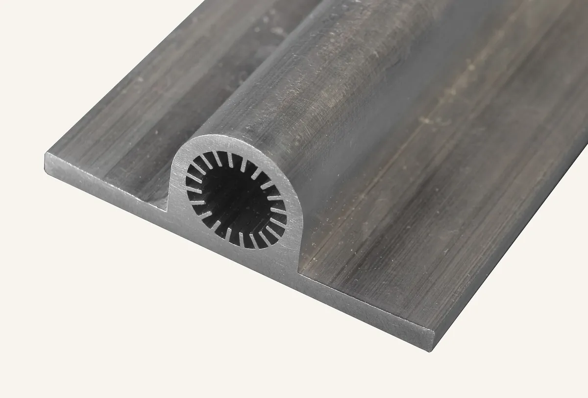 Aluminium extrusion with an internal grooved channel