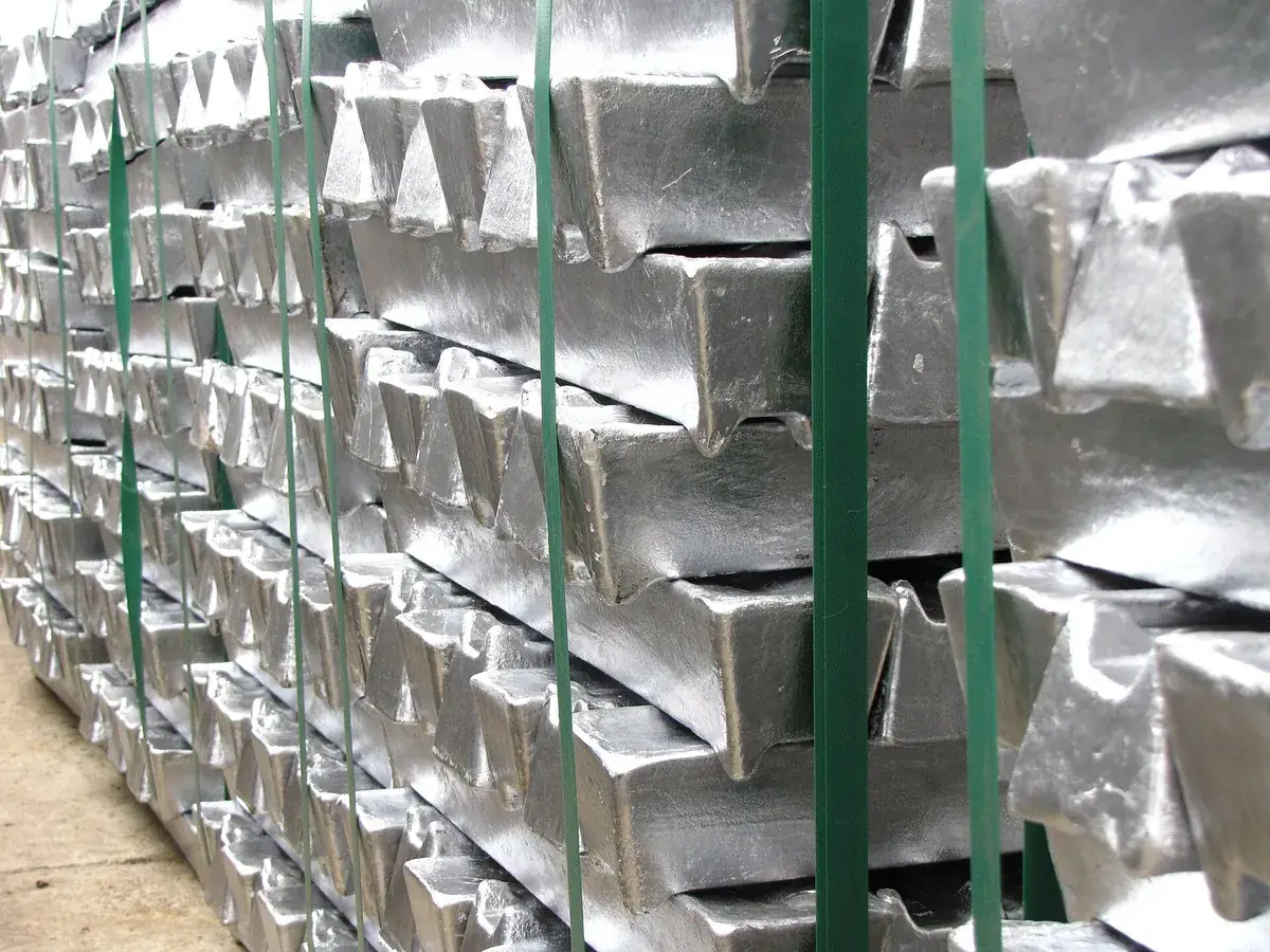 Strapped bundles of aluminium ingots
