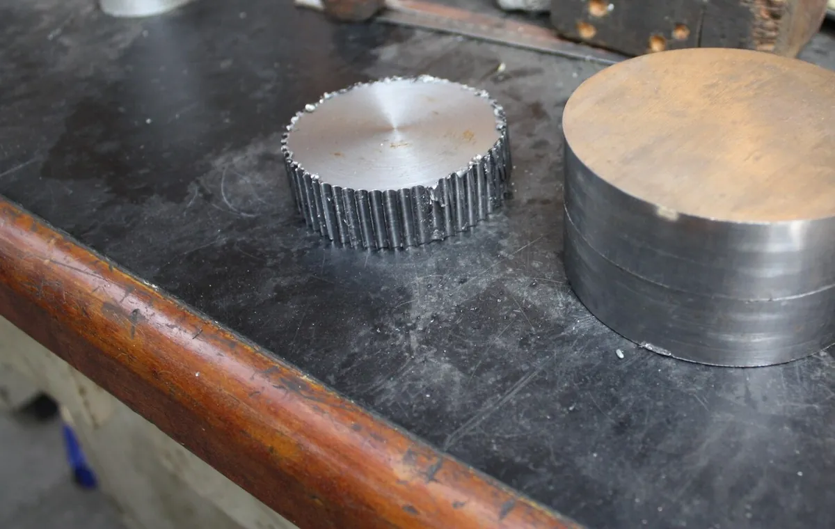 Machined aluminium block and turned aluminium workpiece